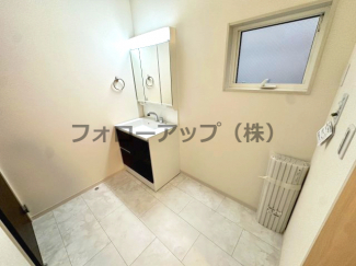 独立洗面台、小物を置くことができて便利です