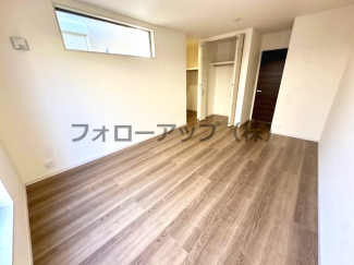 落ち着いた色調の洋室です