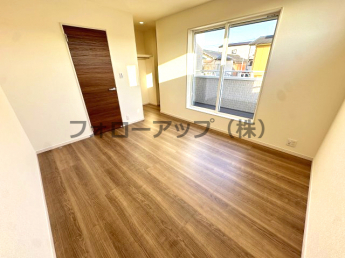 使い勝手のいい洋室です