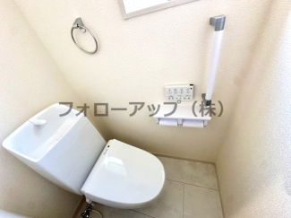 落ち着いた色調のトイレです