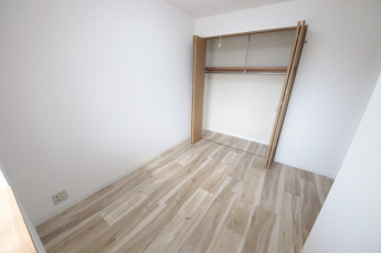 明るい色調の室内です