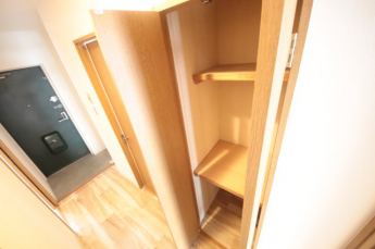 収納もある玄関です