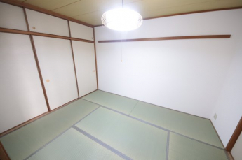 畳の上でゆっくりとくつろげる和室です