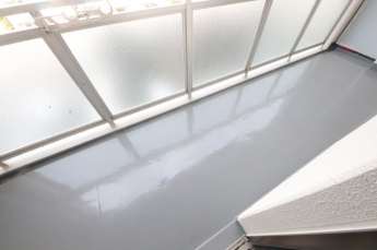 暖かな日差しのふりそそぐバルコニー