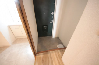 収納もある玄関です