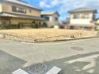 閑静な住宅地角地で日当たり良好