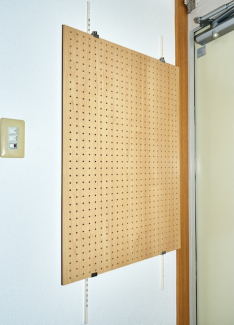 貼ったり掛けたり玄関のパンチングボード
