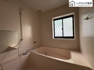 窓付きのバスルームは、明るく換気環境も良好。日中の入浴も気持ちよくお使い頂けそうです。