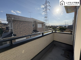 青い空が広がる開放的なバルコニー。日差しを遮るものがないので、育ち盛りのお子様のお洗濯ものが多くてもたっぷり気持ちよくお洗濯して頂けます。