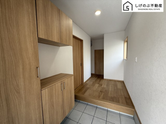 収納力の高いコの字型シューズボックスには家族の靴をスッキリとしまえます。