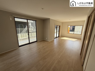 採光良好なリビングは、ご家族の憩いの空間。居心地の良い快適な安らぎの場所にもなりそうです。