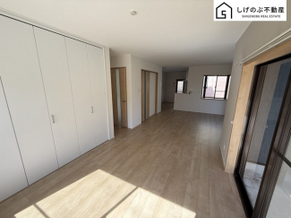 採光良好なリビングは、ご家族の憩いの空間。居心地の良い快適な安らぎの場所にもなりそうです。