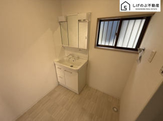 大きな三面鏡付きの洗面台で毎日の身だしなみもばっちりですね。