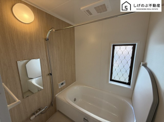 窓付きのバスルームは、明るく換気環境も良好。日中の入浴も気持ちよくお使い頂けそうです。