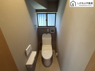 換気にも配慮した窓付きのトイレスペースとなっています。