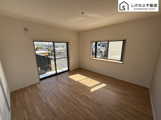 採光良好な明るい室内。木の温もりがやさしいフローリングは安らぎをもたらすプライベート空間。