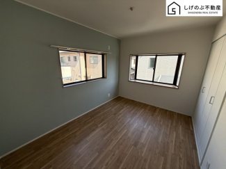 採光良好な明るい室内。木の温もりがやさしいフローリングは安らぎをもたらすプライベート空間。