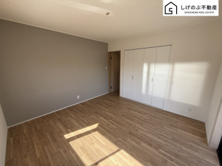 採光良好な明るい室内。木の温もりがやさしいフローリングは安らぎをもたらすプライベート空間。