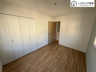 採光良好な明るい室内。木の温もりがやさしいフローリングは安らぎをもたらすプライベート空間。