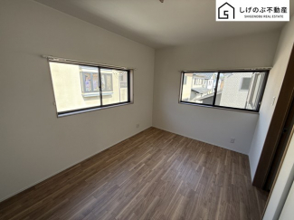 採光良好な明るい室内。木の温もりがやさしいフローリングは安らぎをもたらすプライベート空間。