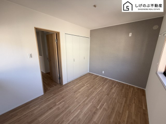 採光良好な明るい室内。木の温もりがやさしいフローリングは安らぎをもたらすプライベート空間。