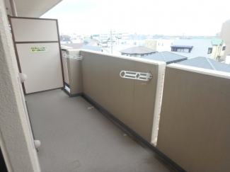 開放的で明るい空間を演出してくれるバルコニーです