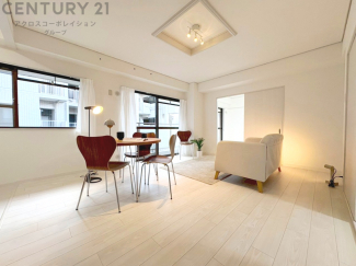 リビングダイニングは家族や友人とのコミュニケーションを楽しむ場所でくつろぎながら食事や会話を楽しめ、多目的に利用できリラックスできる空間です。家庭内の中心として機能し、快適な生活をサポートします。