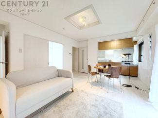 キッチン前のダイニングスペース。ダイニングセットを置いても十分な広さを確保。