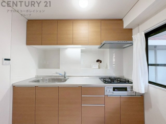 壁付けシステムキッチンはスペースの最大限の有効活用が可能で、動線がスムーズになり調理や準備が快適で効率的に行えます。収納スペースや吊り戸棚が設けられ、調理器具や食器類をスマートに収納できます。