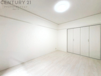 明るい色合いのフローリングとクロスを使用した洋室は家具やインテリアとも調和しやすく空間が広く感じられ開放感を生み出します。自然光を効果的に反射し、室内を明るく保つため、日中の照明使用を抑えられます。