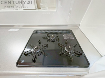 多数の調理器具を同時に使用でき、料理の効率化が可能。省エネで節約になり、様々な料理スタイルに適応できます。また、火力調整が独立しており、手入れや掃除もしやすく、今よりもっとお料理が楽しくなるかも。