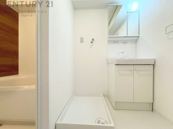 洗濯物の仕分け作業がしやすく、整理整頓が容易になります。洗濯音や湿気を他の部屋に持ち込まず、生活環境を快適に保ちます。上部を活用すれば収納スペースを確保でき洗剤や洗濯用品の整理もしやすくなります。