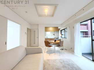 キッチン前のダイニングスペース。ダイニングセットを置いても十分な広さを確保。