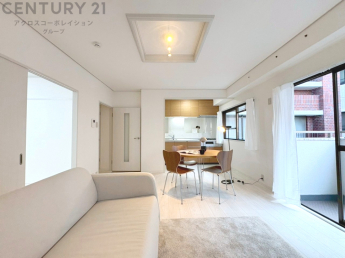 キッチン前のダイニングスペース。ダイニングセットを置いても十分な広さを確保。