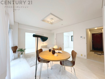 キッチン前のダイニングスペース。ダイニングセットを置いても十分な広さを確保。