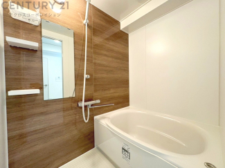 ユニットバスは省スペースでありながら、シンプルな設計と使いやすさを備え、簡便なメンテナンスが可能です。またミラー・小物置き場もあり便利です。