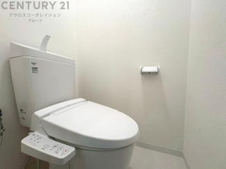 温水洗浄便座付トイレは温水洗浄機能により、暖かい水でおしりを洗浄することができ、冷たい水を使う従来の便座に比べ、温水洗浄機能で暖かいトイレを提供し、快適な使用を可能にします。