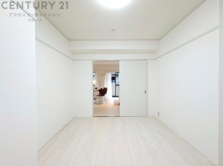 リラックスできるプライベート空間で、快適な睡眠をサポート。個人の好みに合わせたインテリアや寝具で心地良さを追求。プライベートな時間を過ごし、リフレッシュする場所におすすめです。