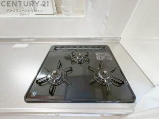 多数の調理器具を同時に使用でき、料理の効率化が可能。省エネで節約になり、様々な料理スタイルに適応できます。また、火力調整が独立しており、手入れや掃除もしやすく、今よりもっとお料理が楽しくなるかも。