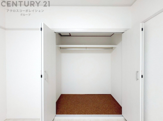 衣類やアクセサリー、小物類の収納が便利で整理整頓がしやすく、部屋の美観を保ちつつ、スペースを最大限に活用できます。衣服のしわやダメージを防ぎ、長持ちさせることができます。