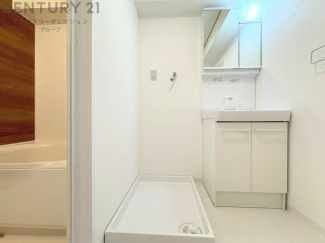 洗濯物の仕分け作業がしやすく、整理整頓が容易になります。洗濯音や湿気を他の部屋に持ち込まず、生活環境を快適に保ちます。上部を活用すれば収納スペースを確保でき洗剤や洗濯用品の整理もしやすくなります。