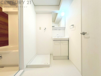 衣服の収納や脱ぎ着や整理整頓がしやすく、湿った衣類を乾燥させるスペースがありカビや臭いの発生を防ぎます。床の汚れを他の部屋に持ち込まず清潔を保つことができます。また快適な入浴環境の整備にも役立ちます。