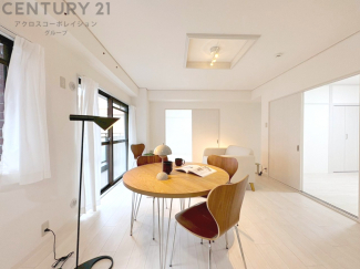 キッチン前のダイニングスペース。ダイニングセットを置いても十分な広さを確保。