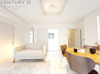 リビングダイニングは家族や友人とのコミュニケーションを楽しむ場所でくつろぎながら食事や会話を楽しめ、多目的に利用できリラックスできる空間です。家庭内の中心として機能し、快適な生活をサポートします。