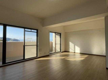 2026年1月リフォーム済み！明るい南側バルコニーのLDKで