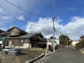 【前面道路含む現地写真】