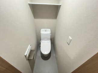 落ち着いた色調のトイレです