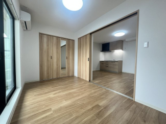 広くて明るい寝室