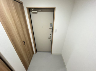 収納もある玄関です