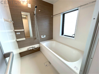 ユニットバスは省スペースでありながら、シンプルな設計と使いやすさを備え、簡便なメンテナンスが可能です。またミラー・小物置き場もあり便利です。
